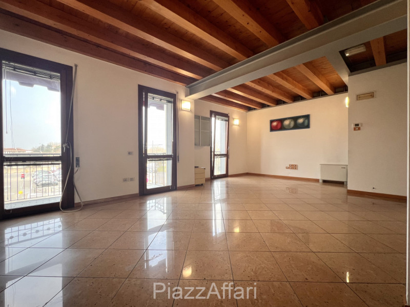 Meraviglioso Duplex con Travi a Vista – Spazio e Comfort a ridosso del centro storico di Piove di...