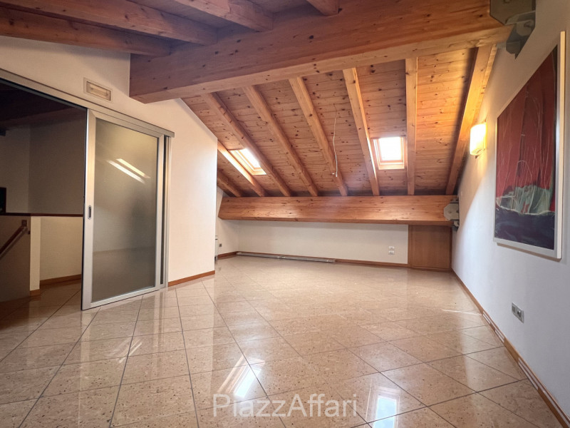 Meraviglioso Duplex con Travi a Vista – Spazio e Comfort a ridosso del centro storico di Piove di...