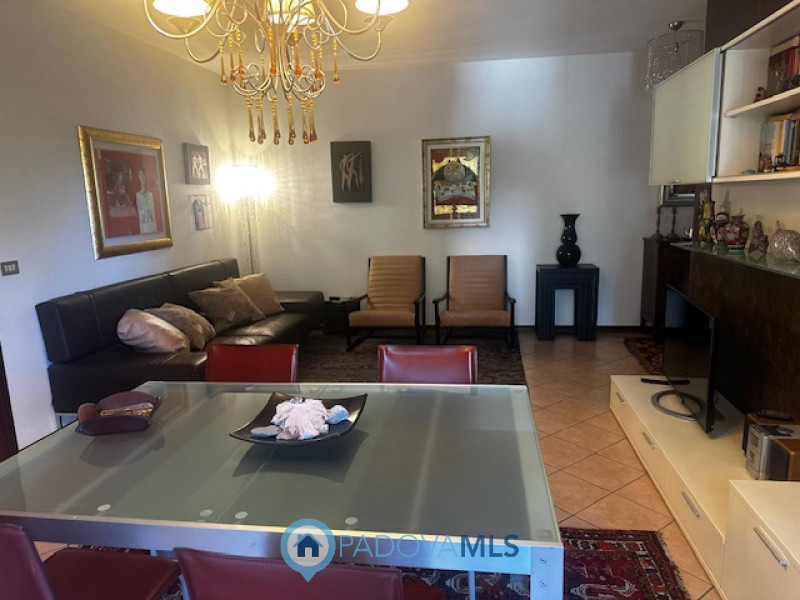 Immobile in esclusiva al Gruppo Padova MLS
Cadoneghe, nella zona di Bragni, proponiamo un apparta...