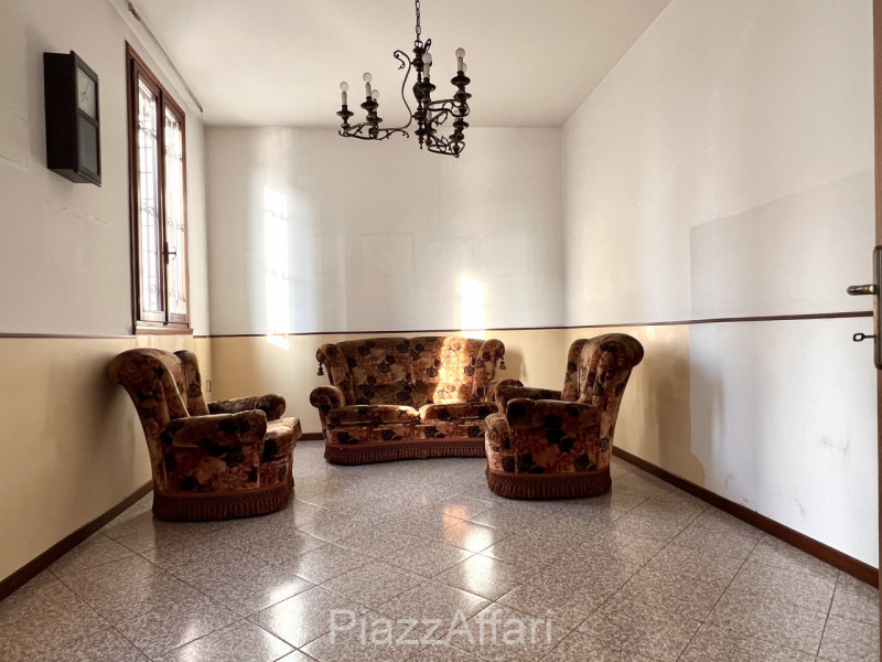 * * * PREZZO RIBASSATO * * * 

Comodo palazzetto, situato in centro storico a Piove di Sacco ( a ...