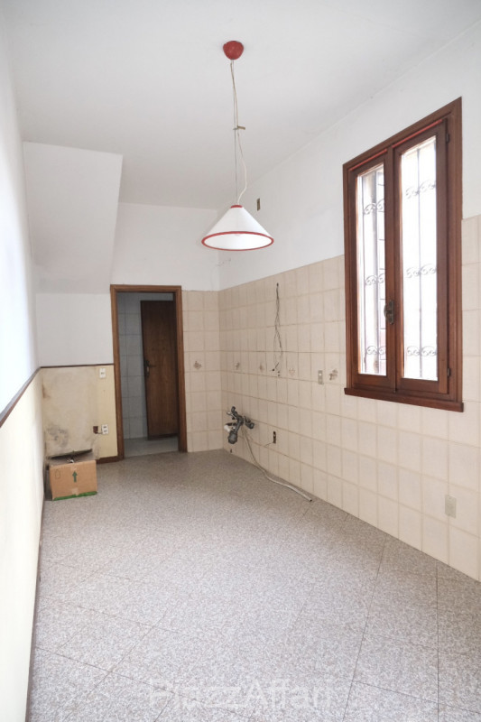 * * * PREZZO RIBASSATO * * * 

Comodo palazzetto, situato in centro storico a Piove di Sacco ( a ...