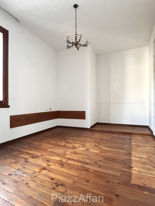 * * * PREZZO RIBASSATO * * * 

Comodo palazzetto, situato in centro storico a Piove di Sacco ( a ...