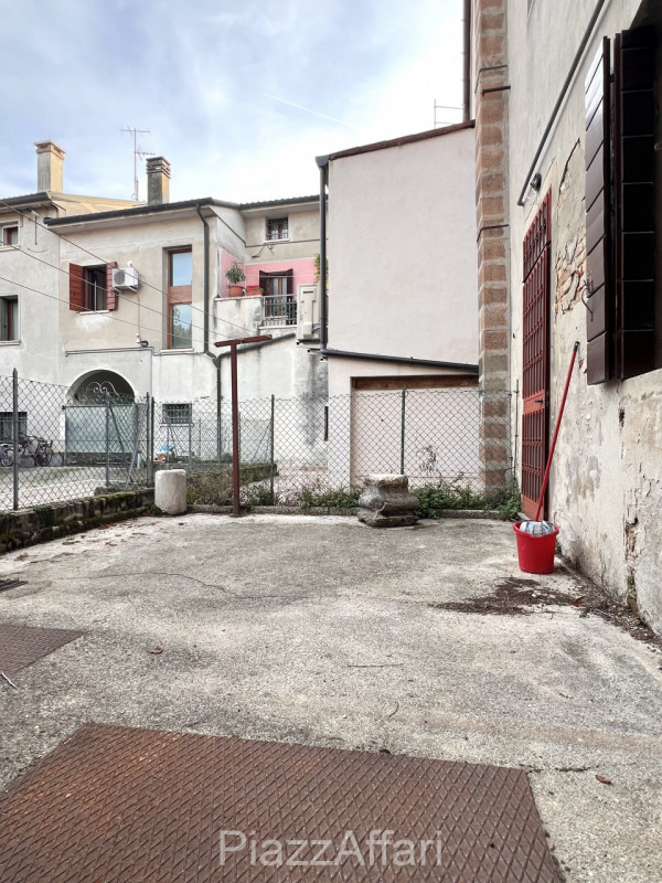 * * * PREZZO RIBASSATO * * * 

Comodo palazzetto, situato in centro storico a Piove di Sacco ( a ...