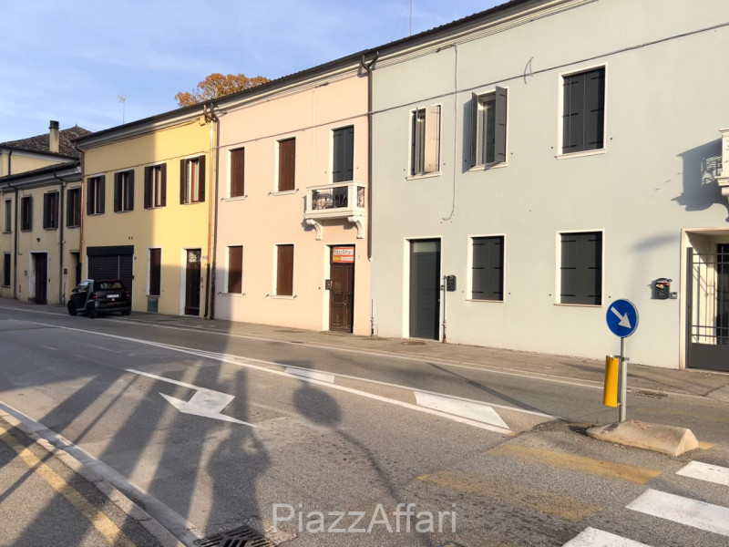 * * * PREZZO RIBASSATO * * * 

Comodo palazzetto, situato in centro storico a Piove di Sacco ( a ...