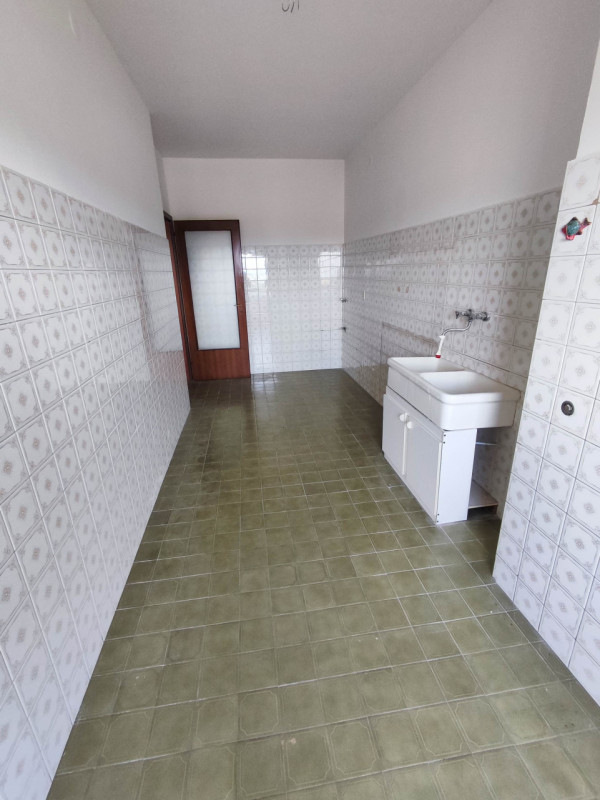 Ci sono case che si visitano.
E poi ci sono case che, appena entri, ti fanno rallentare il passo....