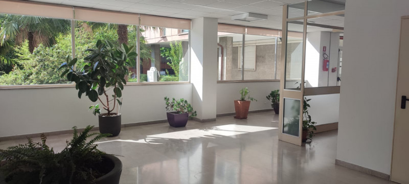 Ci sono case che si visitano.
E poi ci sono case che, appena entri, ti fanno rallentare il passo....