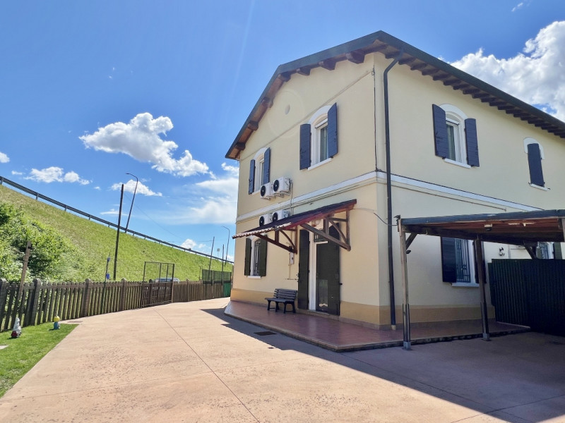 SUGGESTIVA PORZIONE BIFAMILIARE DI CASA CANTONIERA IN VENDITA A VICENZA VERSANTE EST - Rif. 8394
...