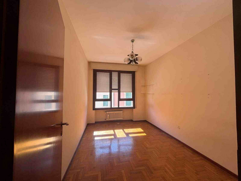 Scopri questo splendido appartamento quadrilocale situato nel centro di Vittorio Veneto, una dell...