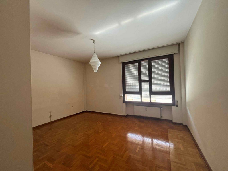 Scopri questo splendido appartamento quadrilocale situato nel centro di Vittorio Veneto, una dell...