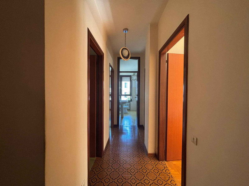 Scopri questo splendido appartamento quadrilocale situato nel centro di Vittorio Veneto, una dell...