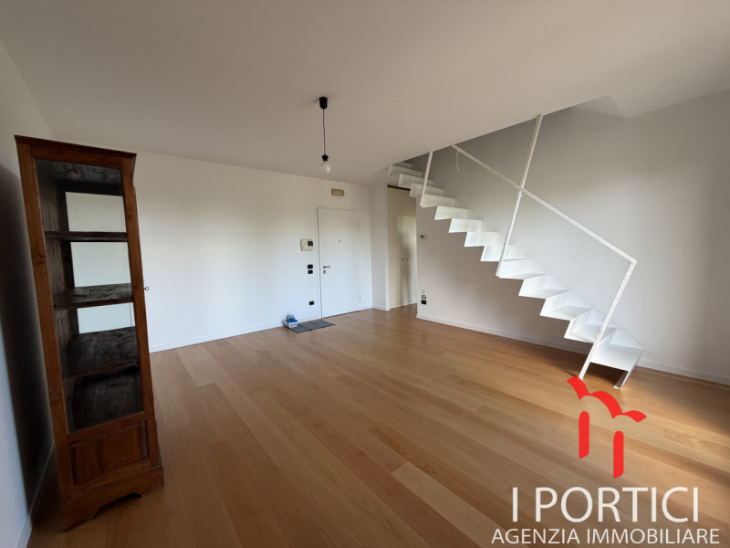 Proponiamo elegante appartamento sviluppato su due livelli, caratterizzato da ambienti moderni, t...