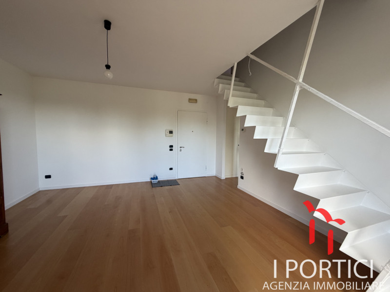 Proponiamo elegante appartamento sviluppato su due livelli, caratterizzato da ambienti moderni, t...