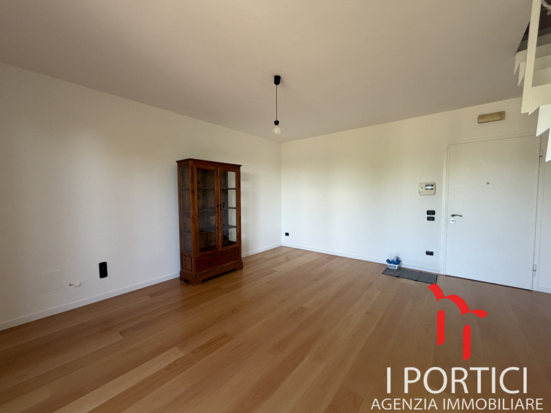 Proponiamo elegante appartamento sviluppato su due livelli, caratterizzato da ambienti moderni, t...