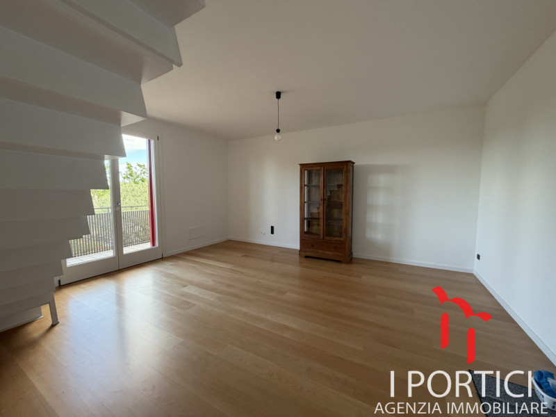 Proponiamo elegante appartamento sviluppato su due livelli, caratterizzato da ambienti moderni, t...