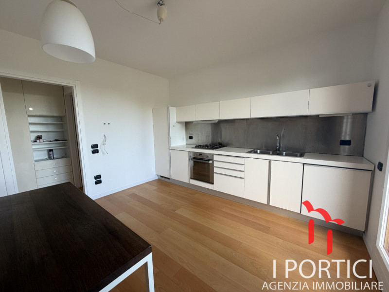 Proponiamo elegante appartamento sviluppato su due livelli, caratterizzato da ambienti moderni, t...