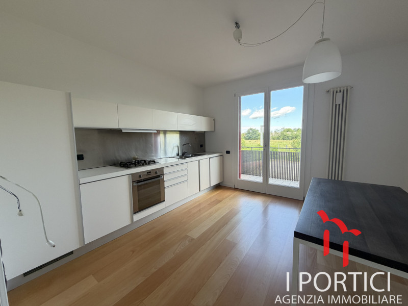 Proponiamo elegante appartamento sviluppato su due livelli, caratterizzato da ambienti moderni, t...