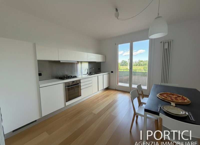 Proponiamo elegante appartamento sviluppato su due livelli, caratterizzato da ambienti moderni, t...