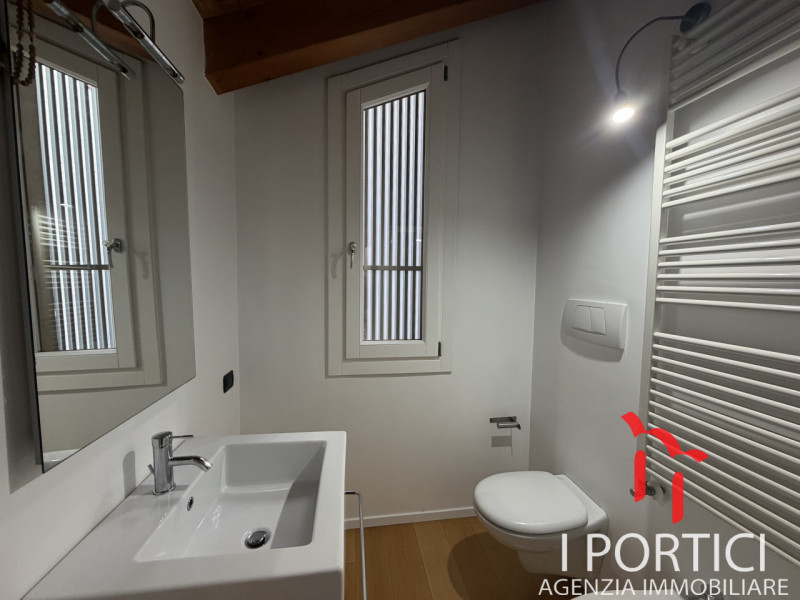 Proponiamo elegante appartamento sviluppato su due livelli, caratterizzato da ambienti moderni, t...
