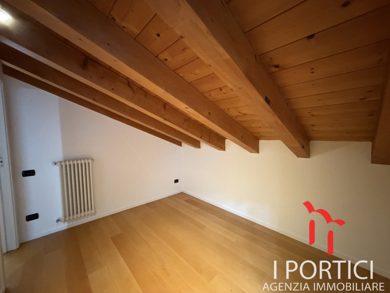 Proponiamo elegante appartamento sviluppato su due livelli, caratterizzato da ambienti moderni, t...
