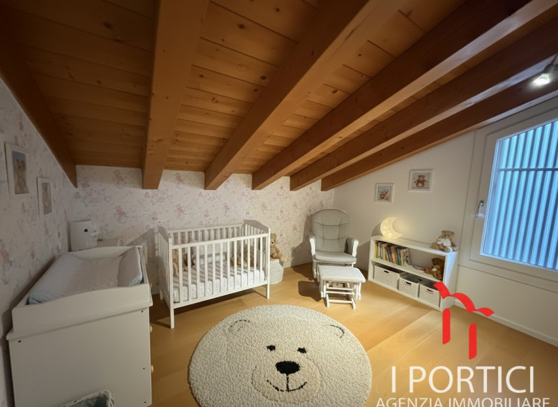 Proponiamo elegante appartamento sviluppato su due livelli, caratterizzato da ambienti moderni, t...
