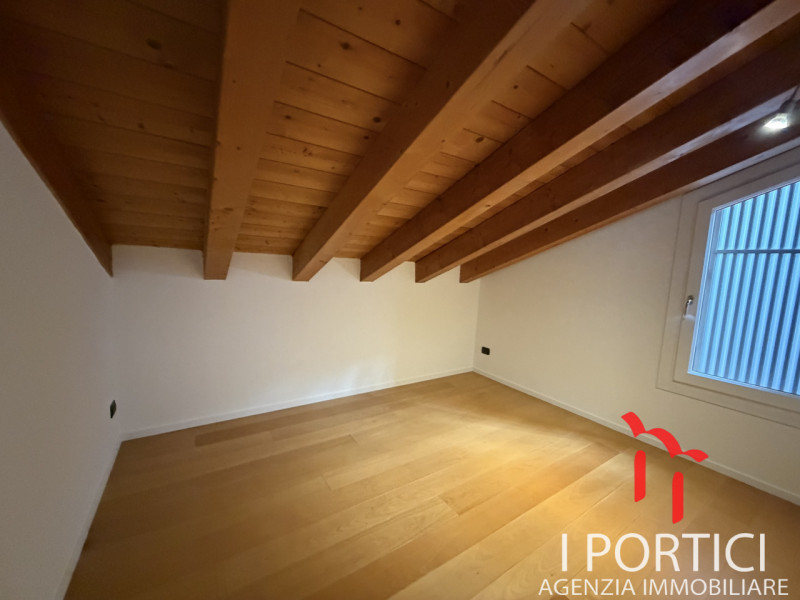 Proponiamo elegante appartamento sviluppato su due livelli, caratterizzato da ambienti moderni, t...