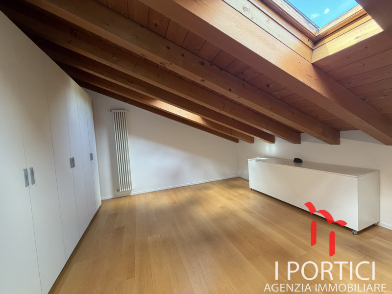 Proponiamo elegante appartamento sviluppato su due livelli, caratterizzato da ambienti moderni, t...