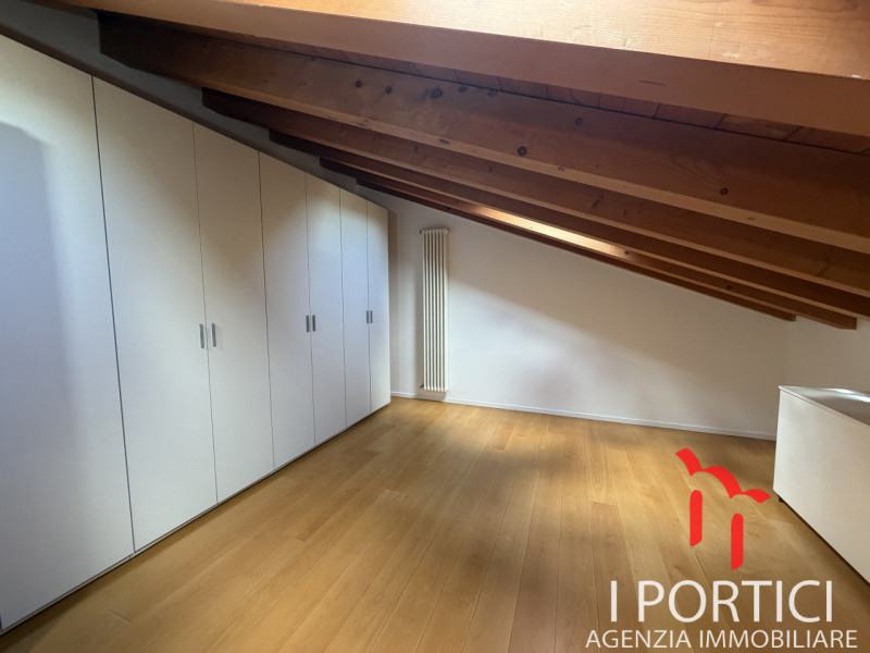 Proponiamo elegante appartamento sviluppato su due livelli, caratterizzato da ambienti moderni, t...