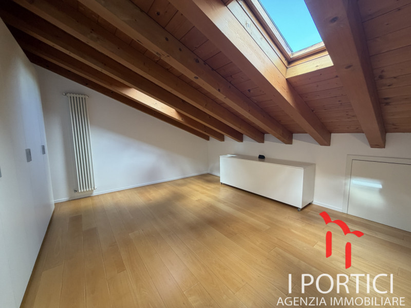 Proponiamo elegante appartamento sviluppato su due livelli, caratterizzato da ambienti moderni, t...