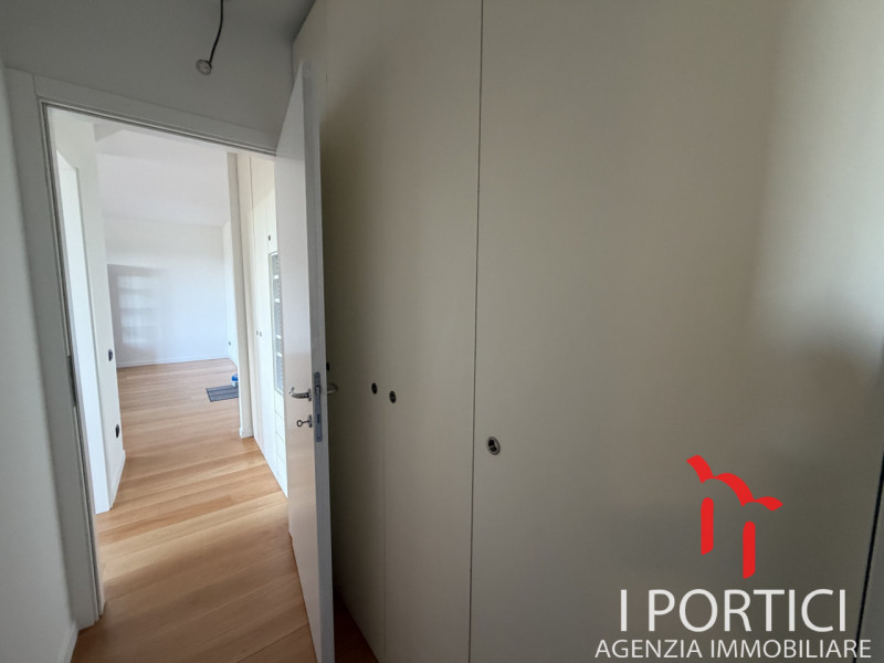Proponiamo elegante appartamento sviluppato su due livelli, caratterizzato da ambienti moderni, t...