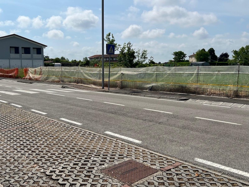PIOVE DI SACCO - frazione CORTE.
Proponiamo in vendita esclusivo terreno edificabile di 715 mq co...
