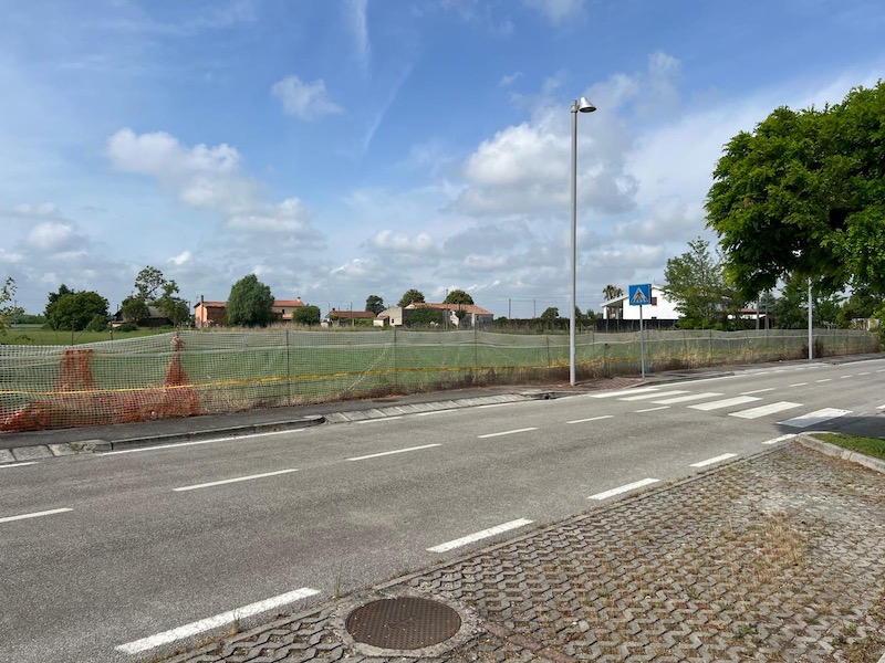 PIOVE DI SACCO - frazione CORTE.
Proponiamo in vendita esclusivo terreno edificabile di 715 mq co...