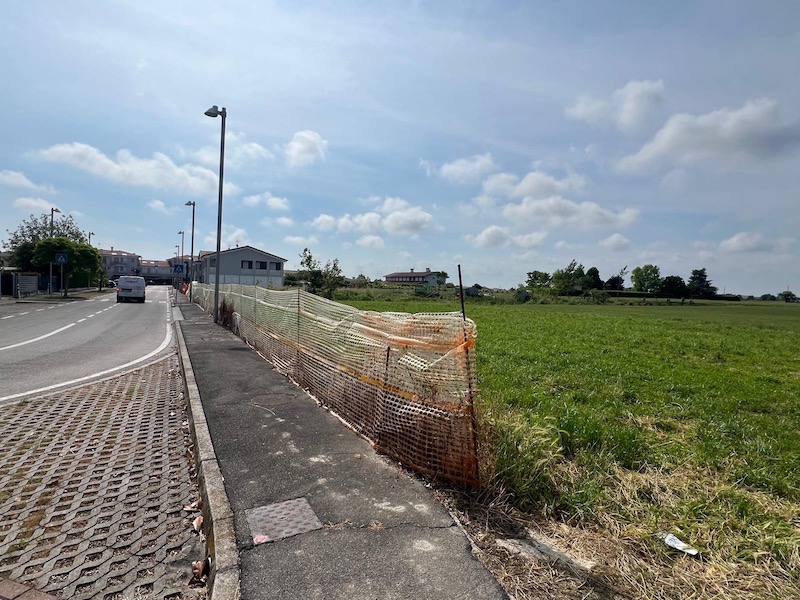 PIOVE DI SACCO - frazione CORTE.
Proponiamo in vendita esclusivo terreno edificabile di 715 mq co...