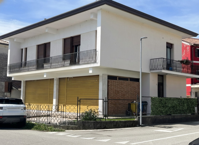 Situata nel cuore di Nervesa della Battaglia, a pochi passi dal centro, proponiamo in vendita una...