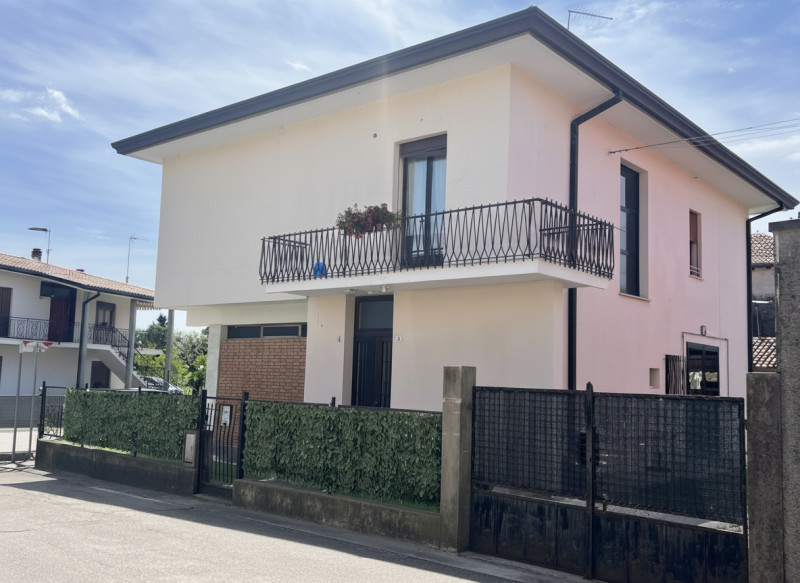 Situata nel cuore di Nervesa della Battaglia, a pochi passi dal centro, proponiamo in vendita una...