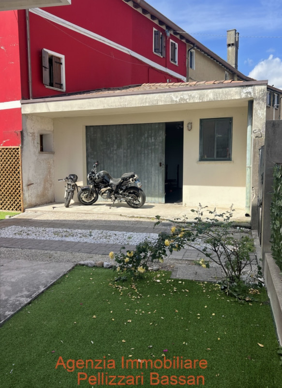 Situata nel cuore di Nervesa della Battaglia, a pochi passi dal centro, proponiamo in vendita una...