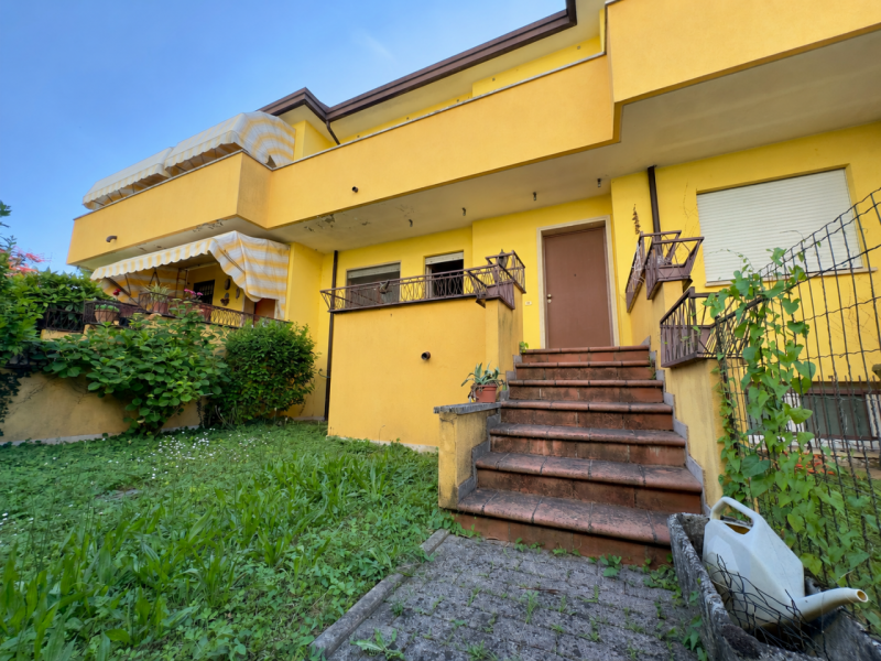 SARMEOLA CENTRO – Villetta a schiera con ingresso indipendente, taverna e garage

In posizione ce...