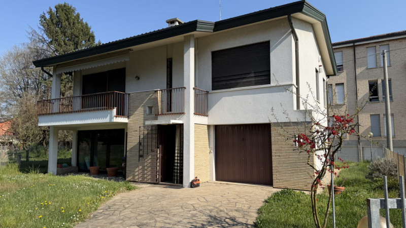 Scoprite un'opportunità unica nel cuore della zona residenziale di Ponte di Brenta. Questa villa ...