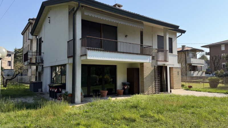 Scoprite un'opportunità unica nel cuore della zona residenziale di Ponte di Brenta. Questa villa ...