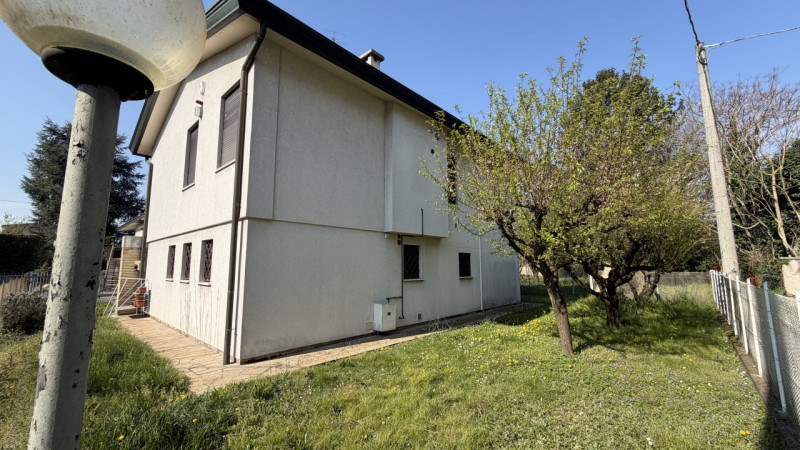 Scoprite un'opportunità unica nel cuore della zona residenziale di Ponte di Brenta. Questa villa ...