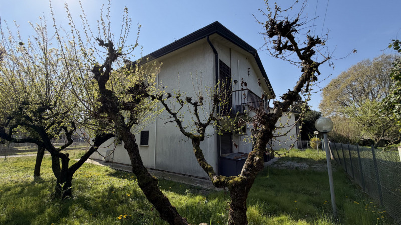 Scoprite un'opportunità unica nel cuore della zona residenziale di Ponte di Brenta. Questa villa ...