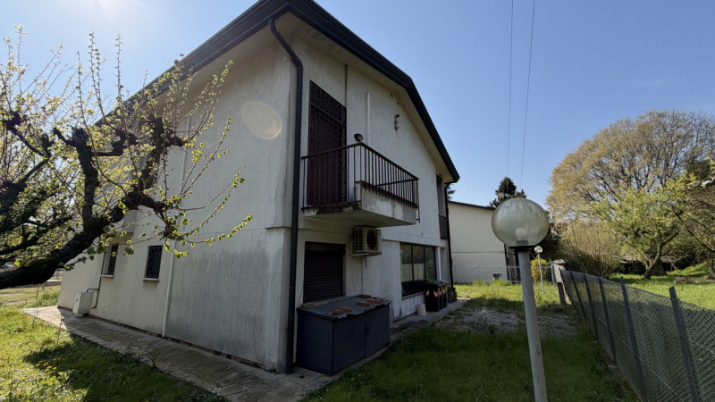 Scoprite un'opportunità unica nel cuore della zona residenziale di Ponte di Brenta. Questa villa ...