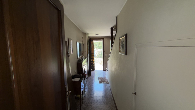 Scoprite un'opportunità unica nel cuore della zona residenziale di Ponte di Brenta. Questa villa ...