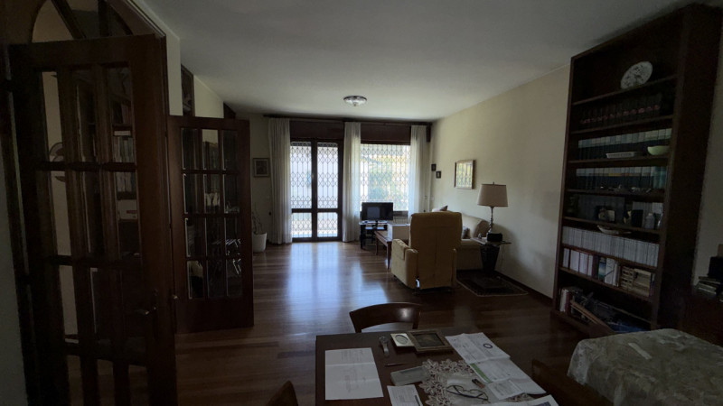 Scoprite un'opportunità unica nel cuore della zona residenziale di Ponte di Brenta. Questa villa ...