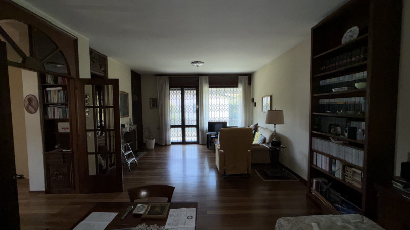 Scoprite un'opportunità unica nel cuore della zona residenziale di Ponte di Brenta. Questa villa ...