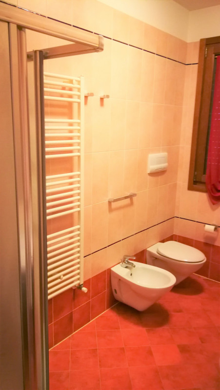 In un contesto residenziale tranquillo e strategico, proponiamo in locazione un elegante appartam...