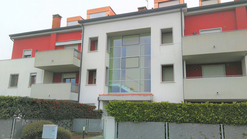 In un contesto residenziale tranquillo e strategico, proponiamo in locazione un elegante appartam...