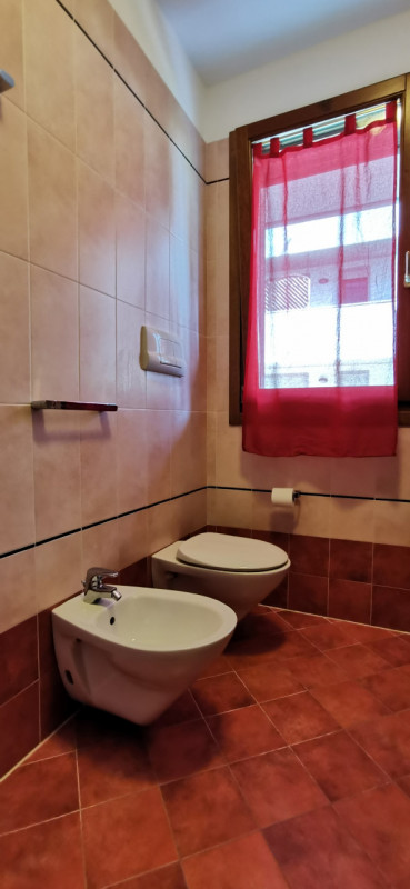 In un contesto residenziale tranquillo e strategico, proponiamo in locazione un elegante appartam...