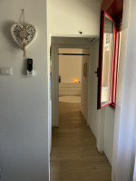 Scopri questo affascinante appartamento trilocale situato nel cuore del rinomato Villaggio dei Fi...