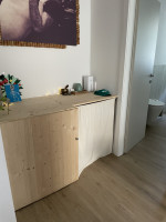 Scopri questo affascinante appartamento trilocale situato nel cuore del rinomato Villaggio dei Fi...