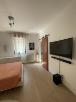 Scopri questo affascinante appartamento trilocale situato nel cuore del rinomato Villaggio dei Fi...